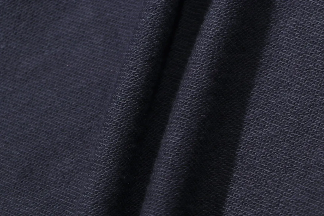 P240 Style No. 807 Ralph Lauren/Ralph Lauren pony embroidered zipper cardigan hooded sweatshirt. A one-of-a-kind sweatshirt for autumn and winter is here. You can wear it casually no matter how you wear it! ! This hooded sweatshirt is decorated with the simple style that represents Ralph Lauren and is paired with a pony embroidery pattern, which is three-dimensional and full! The solid color fabric paired with exquisite embroidery instantly sets it off! Hooded sports design, loose and casual fit! The overall texture is very strong! Through the pictures, we can feel the thickness and texture of custom-woven and dyed threads. The workmanship is exquisite. They are shipped from major foreign trade factories. They are all made by masters with many years of experience. Everything is of high standards and requirements! Simple and versatile model ~ Made of imported pique cotton fabric, which is super delicate and soft, close to the body without being tied. All fabrics and accessories are original custom-made and of high quality! Perfectly reflects the brand’s sense of superiority! Standard cut, comfortable stretch, unrestricted movement! Highly practical, high-end and classy! Versatile style ~ can be paired with jeans or jogging pants. Ideal for transitioning from your morning commute to weekend events! Size: S-XL Navy Black